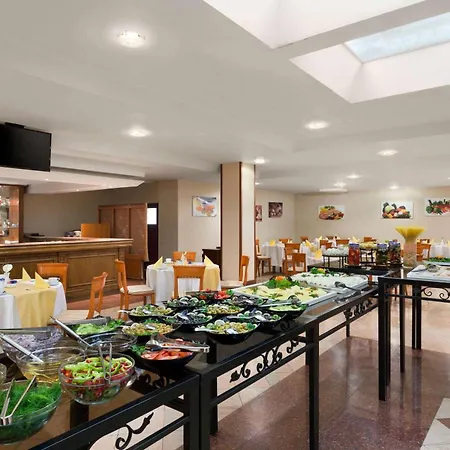 Szálloda Ramada By Wyndham Center 4*