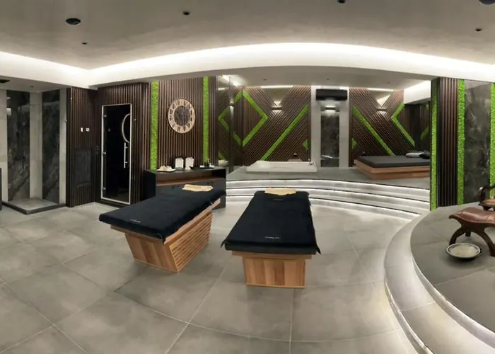 Ramada By Wyndham Center מלון