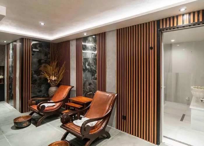 מלון Ramada By Wyndham Center 4*