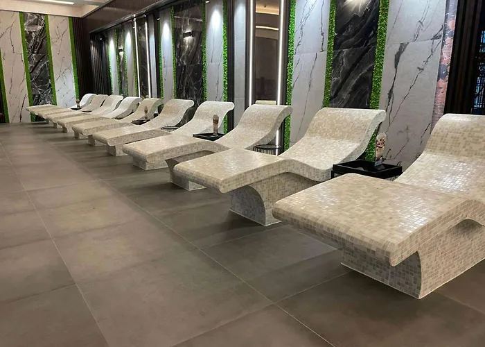 Ramada By Wyndham Center מלון