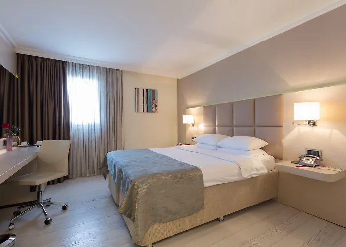 Ramada By Wyndham Center מלון 4*