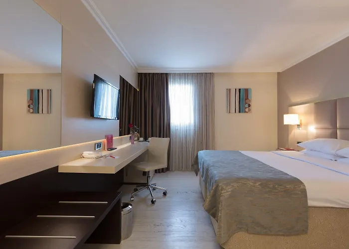 מלון Ramada By Wyndham Center סופיה