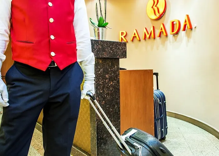 Хотел Ramada By Wyndham Center 4*