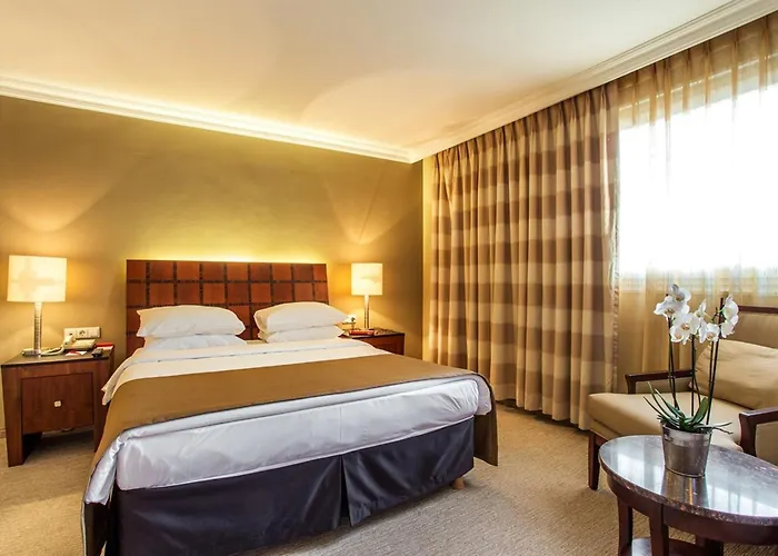 מלון Ramada By Wyndham Center 4*