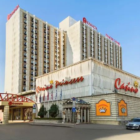 Ramada By Wyndham Center Hotel