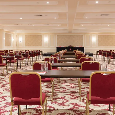 Ramada By Wyndham Center Hotell