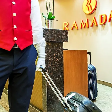호텔 Ramada By Wyndham Center 4*