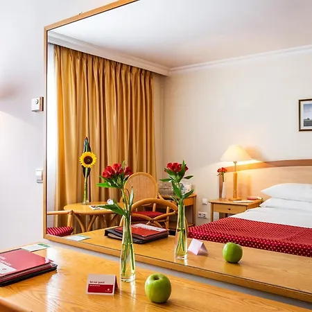 Ramada By Wyndham Center Hotell 4*