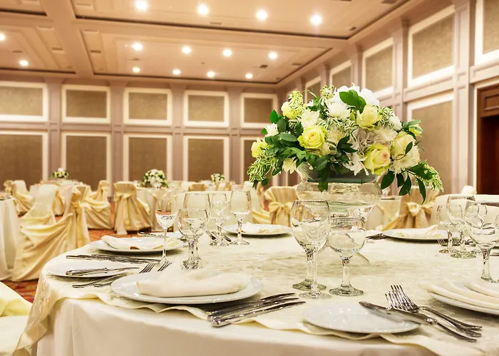 Ξενοδοχείο Ramada By Wyndham Center 4*