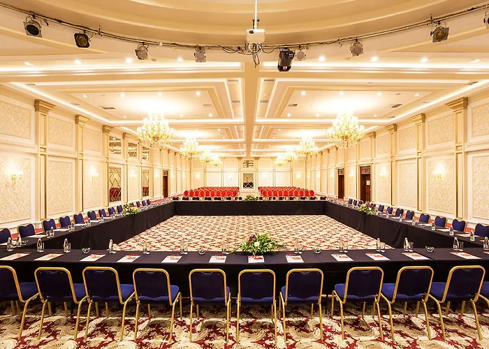 Ξενοδοχείο Ramada By Wyndham Center 4*