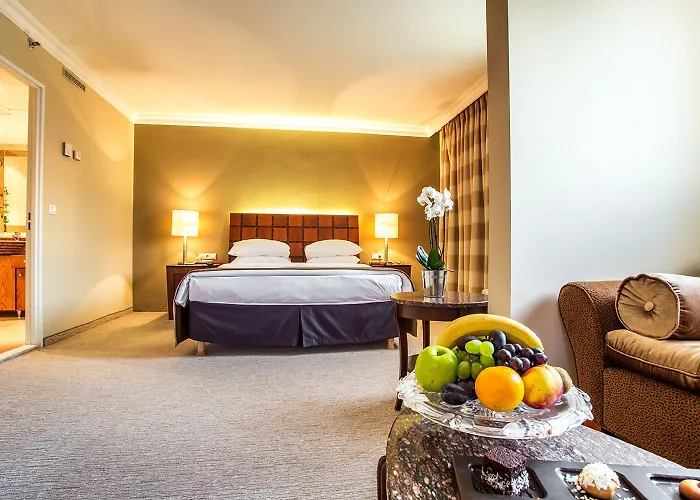 Ramada By Wyndham Center Hotel