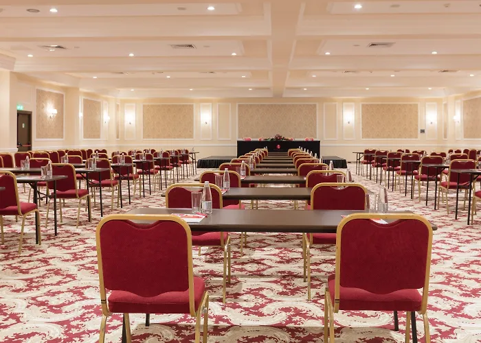 Ramada By Wyndham Center Hotel