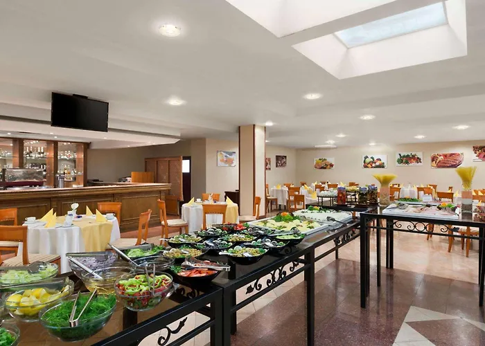 Hotel Ramada By Wyndham Center 4*